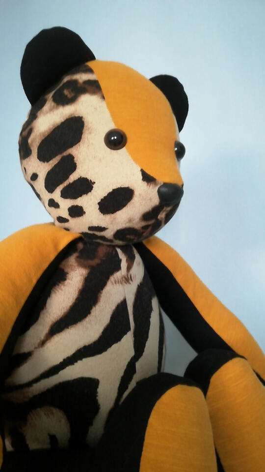 Ein Erinnerungsbär / Memory Bear aus einem schwarzen, ockergelbem und getigerten T-Shirt